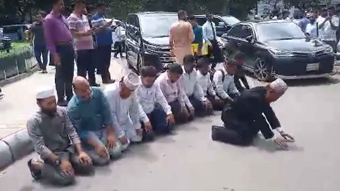 আজহারুলের রায়ের পর কোর্ট চত্তরে জামায়াত কর্মীদের শোকরানা নামাজ